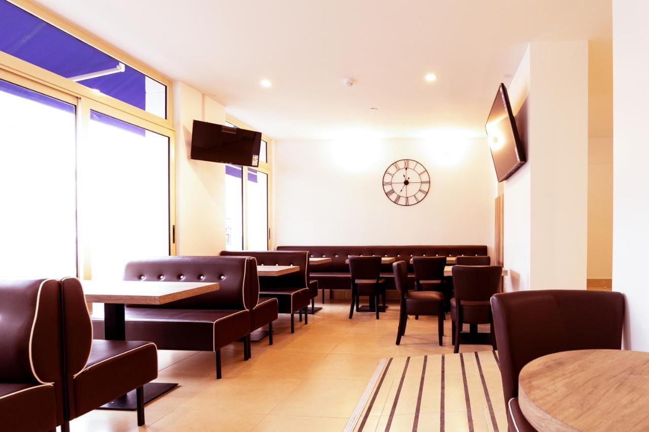 Le Theatre Hotel Suresnes Exterior foto